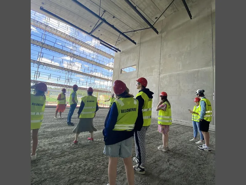Personer på omvisning på byggeplassen for Åsnes barneskole - Klikk for stort bilde