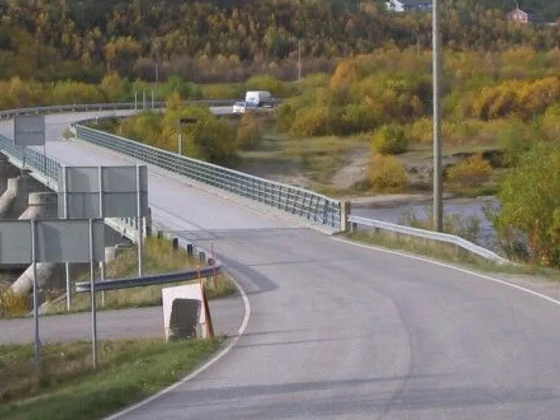 Arbeidet er i gang med å erstatte nåværende Grensen/Anárjohka bru på riksveg 92 i Finnmark. Foto: Wikipedia.