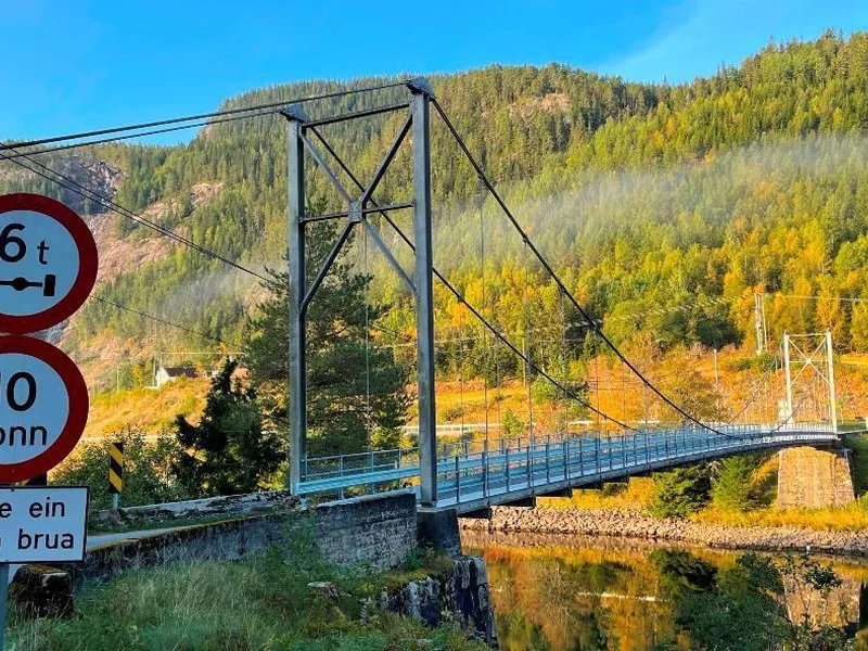 Foto av Ose bru, med skilt som varsler vektbegrensning - Klikk for stort bilde
