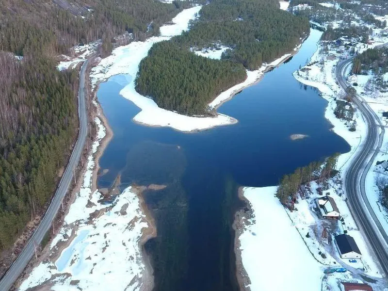 Dronebilde fra luften som viser området ved Tveitsund bru
