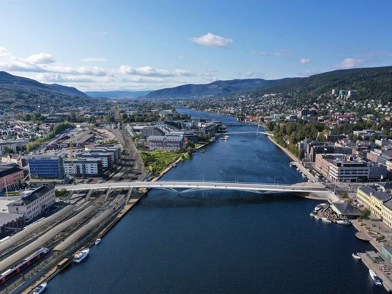 Illustrasjonsbilde av bybrua i droneperspektiv
