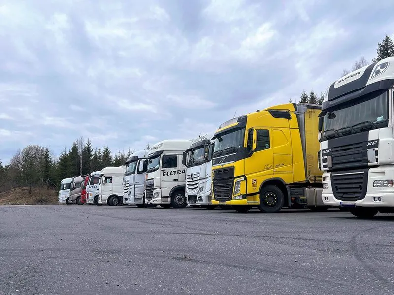 Bilde av lastebiler på døgnhvileplass et annet sted i Norge