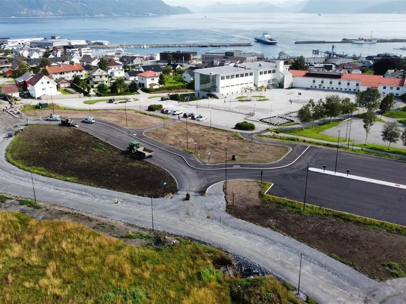 dronefoto av dropsone, parkeringsplass og Hareid skule - Klikk for stort bilete