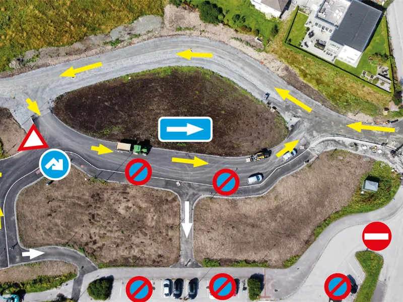 grafikk som viser køyremønster i til dropsona. Grafiske element over eit dronefoto av området. - Klikk for stort bilete