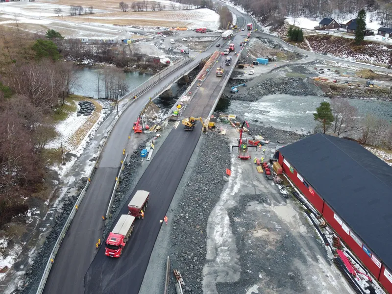 Bildet viser asfaltering og siste klargjøring av dekket på den nye Elverhøy bru, før trafikkpåsetting 21. desember 2023