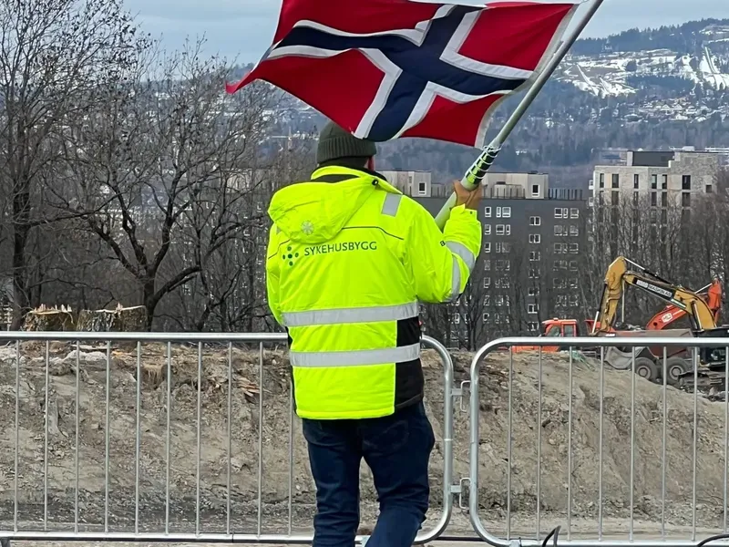 En mann som holder et flagg