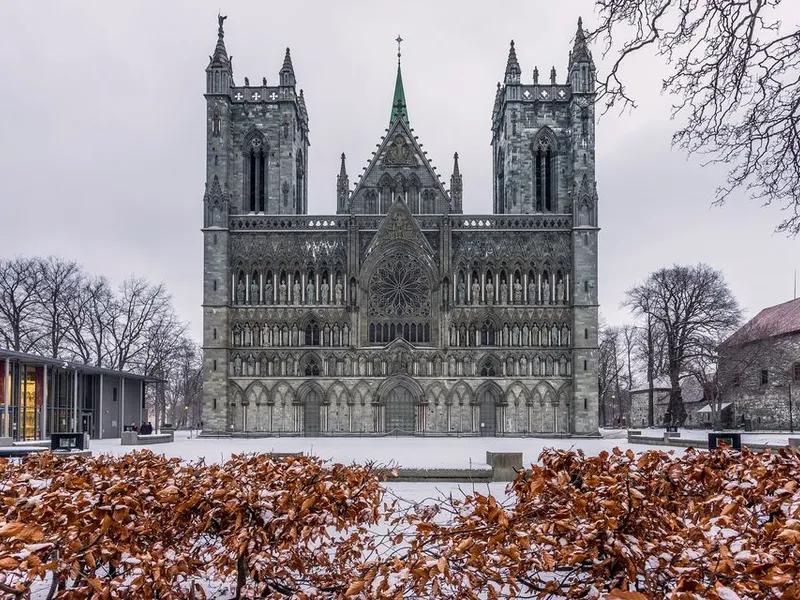 Vestfronten på Nidarosdomen med tre portaler
