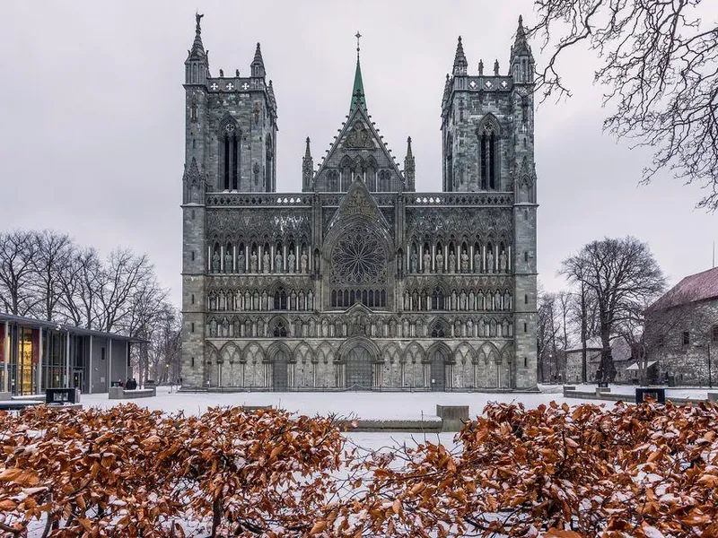 Vestfronten på Nidarosdomen med tre portaler