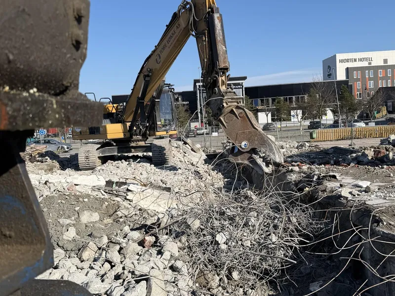 Utstyrt med store, runde øyne ser betongknuseren på nye Fillan skole veldig ut som en dinosaur. Foto: Skanska.
