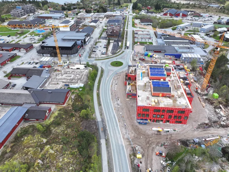 Mai 2025: Vi har fått naust på taket.