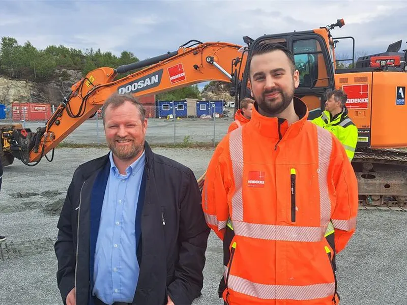 Børge Haugetun og Stian Nordheim (anleggsleiar Veidekke) - Klikk for stort bilete