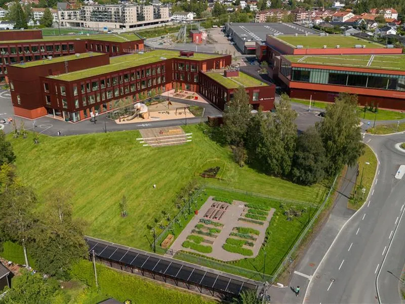 Dronefoto av skolen - Klikk for stort bilde