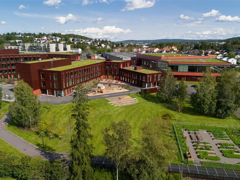 Dronefoto av skolen - Klikk for stort bilde