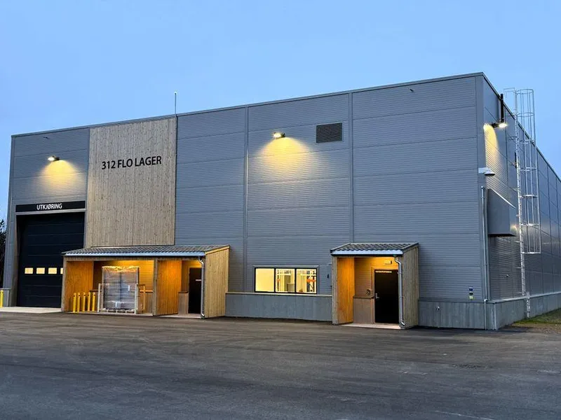 En stor hall som brukes til lagring og sortering av PBU.
