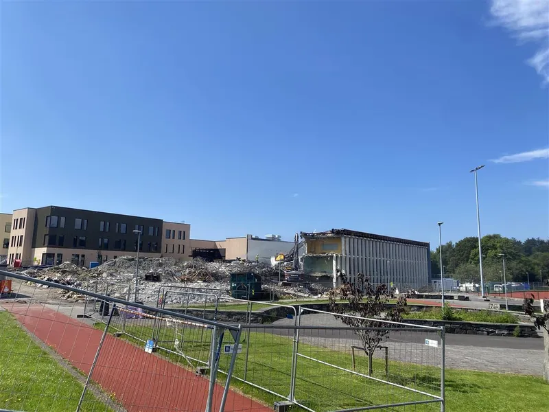 Gamle Haraldsvang skole rives sommeren 2025. - Klikk for stort bilde