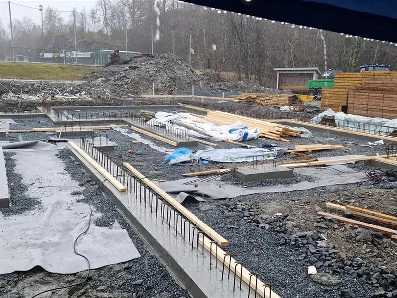 Grunnarbeid og sementsøyler ved Hyllestad skule. - Klikk for stort bilete