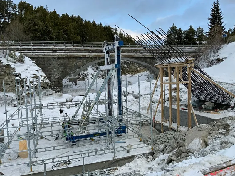 Lengst bak i bildet ligger dagens gang- og sykkelvegbru, som skal rives. Dagens bilbru blir ny gang- og sykkelvegbru, mens den nye brua kommer nedstrøms dagens bilbru. Foto: Statens vegvesen.