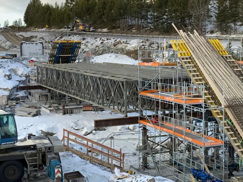 Denne uka starter støpingen av skråsøylene på nye Jora bru på E136 mellom Lesja og Dovre. Brudekket er planlagt støpt ved påsketider. Foto: Statens vegvesen