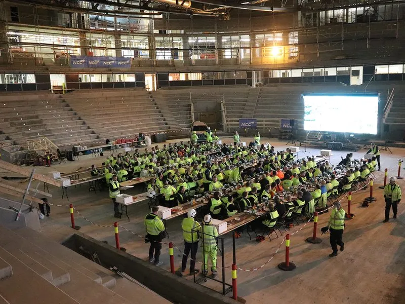 På dagtid var alle byggearbeiderne invitert til feiring av kranselag inne i hallen. Foto: Kultur- og idrettsbygg Oslo KF