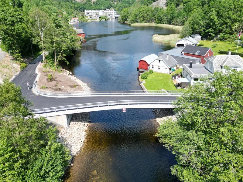 Dronebilete av bru over kanal. - Klikk for stort bilde