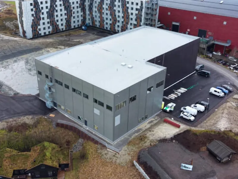 A Bygg Entreprenør har overlevert et nytt kombinasjonsbygg på Hellerudsletta for Destination X. Foto: A Bygg Entreprenør.