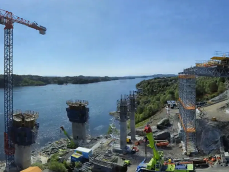 Statens vegvesen har laget en timelapse-video som viser tårnene reise seg. Skjermdump fra video.