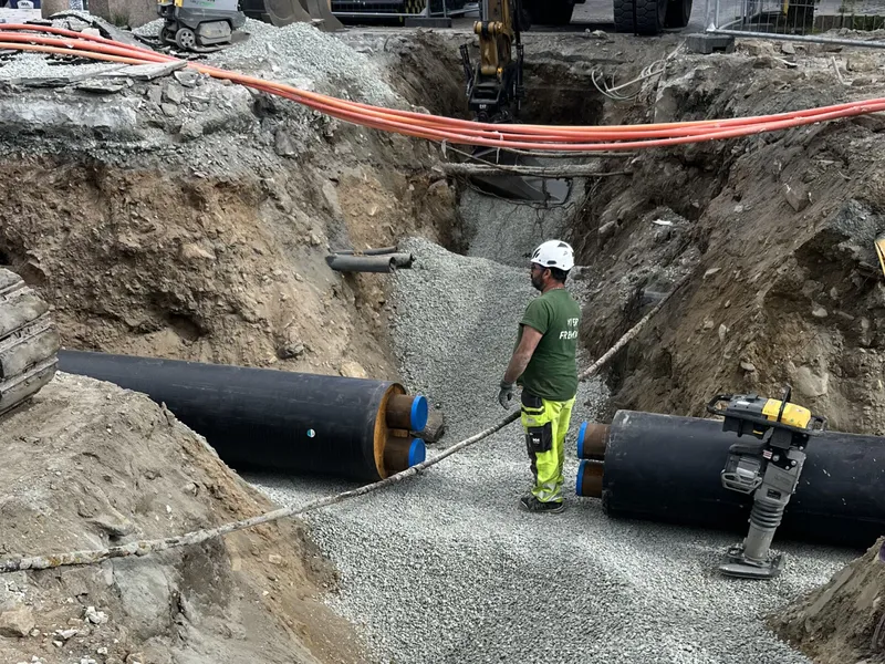 I tillegg til utskifting av en del dårlige masser ble det også omfattende graving på grunn av behovet for å senke hovedrørene til byens fjernvarmeanlegg dypere i grunnen. Foto: Tromsø kommune.