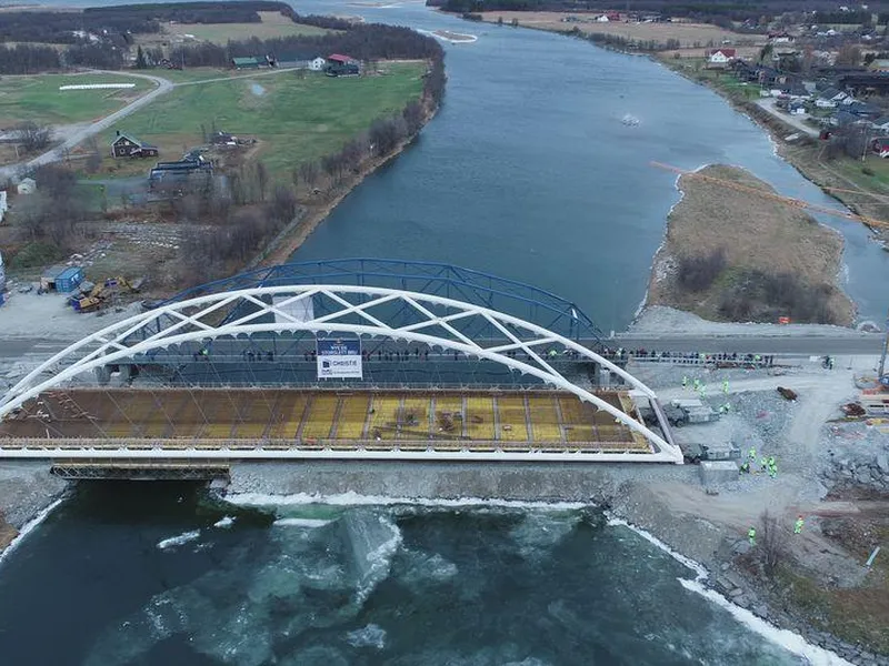 Dronefoto av Nye Storslett bru under flytting 2. november 2025.