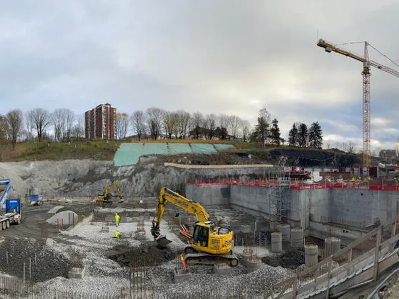 Byggearbeidene på det nye Tøyenbadet er godt i gang, og i løpet av 2022 skal hele råbygget på fire etasjer stå ferdig.
Foto: Oslobygg KF