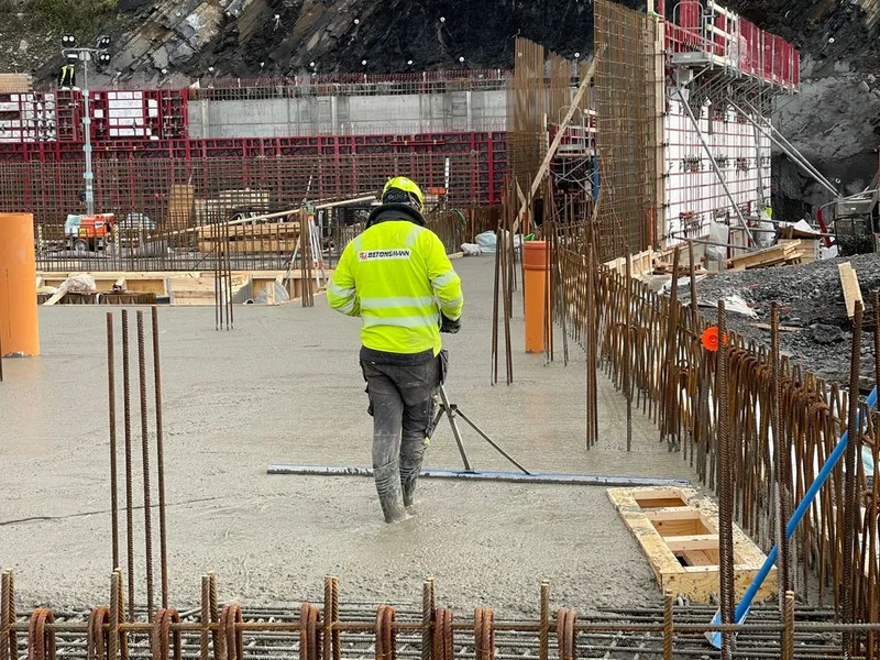 Frem mot jul 2021 skal AF-gruppen jobbe med å forskale, armere og støpe gulv og vegger i underetasjen og første etasje til det nye Tøyenbadet
Foto: Oslobygg KF
