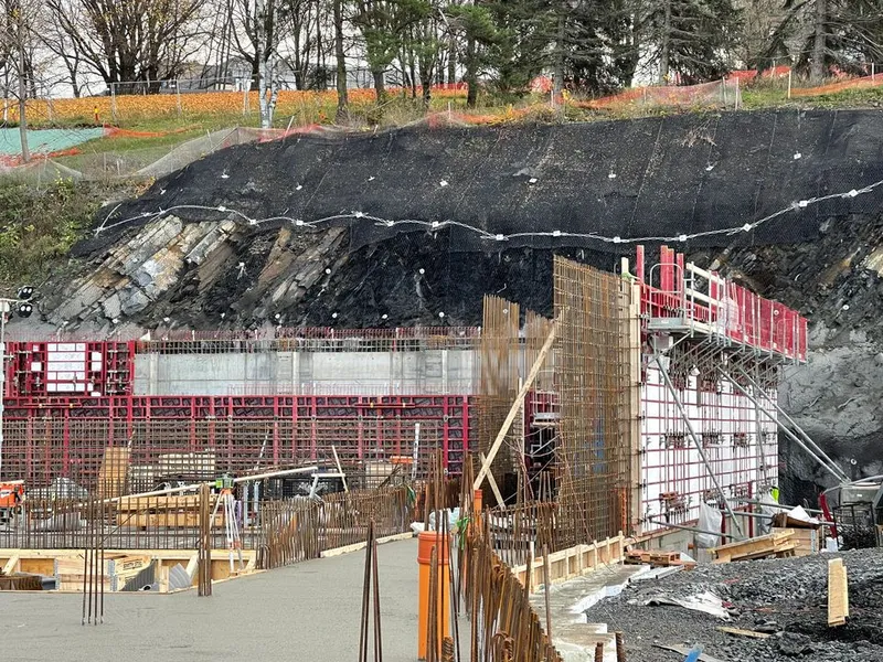 De første gulvene og veggene er allerede støpt. I løpet av 2022 skal hele råbygget på fire etasjer stå ferdig.
Foto: Oslobygg KF