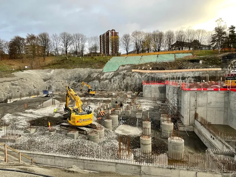 Grunnarbeidene startet opp i januar 2021, og har under utfordrende grunnforhold med porøst fjell og nærhet til eksisterende T-bane, lagt et trygt fundament for det nye badeanlegget på Tøyen.
Foto: Oslobygg KF