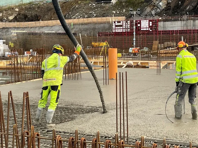 De første gulvene og veggene i det nye badeanlegget er allerede støpt. Totalt vil det gå med rundt 15 000 kubikkmeter miljøvennlig betong og drøye 2 000 tonn resirkulerbart stål til råbygget.
Foto: Oslobygg KF