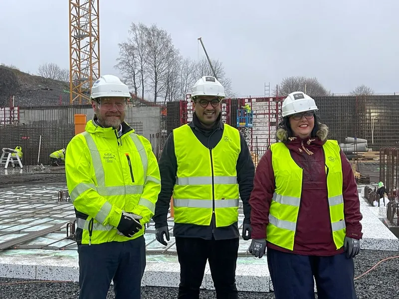 Oslo kommune har nådd en viktig milepæl med ferdig grunnarbeider, og har nå fullt fokus på byggearbeidene. F.v.: Prosjektdirektør Per Egil Steen, Oslobygg KF, Omar Samy Gamal, byråd for kultur, idrett og frivillighet, og Victoria Marie Evensen, byråd for næring og eierskap. Foto: Oslobygg KF