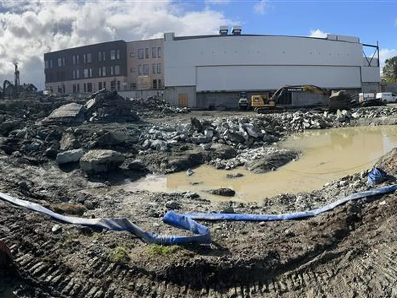 Tomten til den nye idrettshallen ved Haraldsvang skole gjøres klar. - Klikk for stort bilde