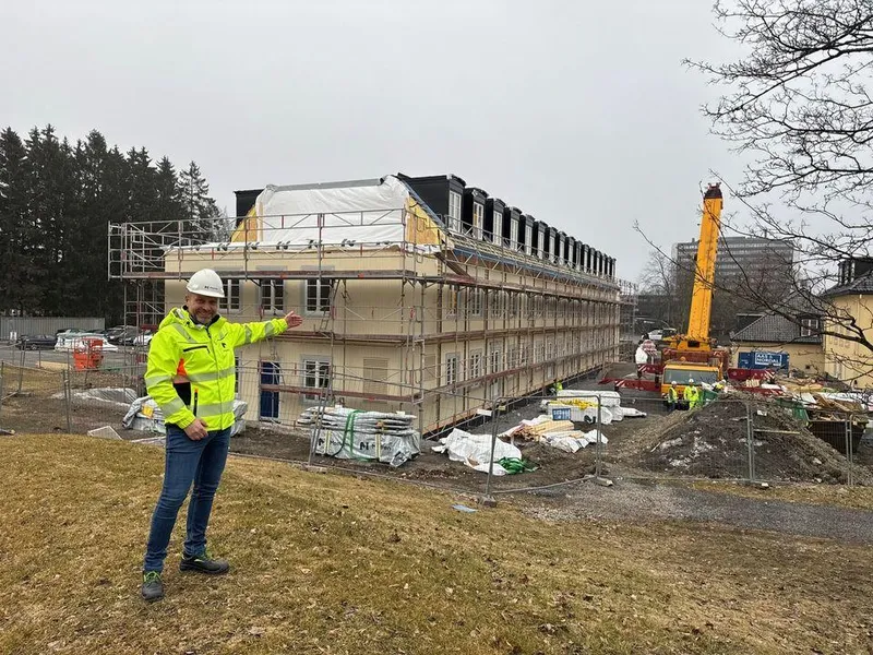 Salgs- og markedsdirektør Moelven Byggmodul AS Jørn E. Erlund utenfor Blindern Studenterhjem.