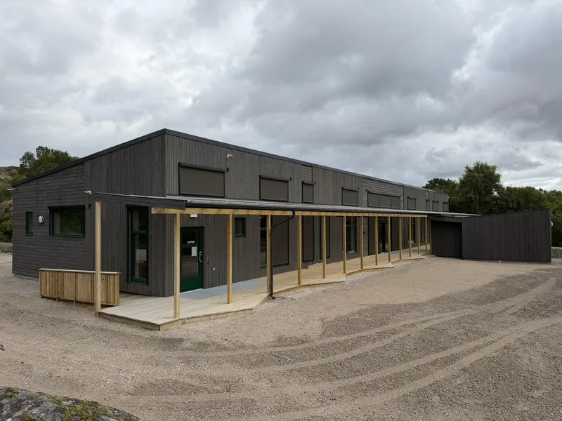 Etter en spennende byggeperiode og innflytting de siste ukene står den nye friluftsbarnehagen klar. Når barnehagen åpner for fullt 17. august, vil 48 barn og 8 voksne ha sin hverdag i det nye bygget.