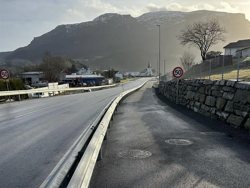 den nye gang- og sykkelvegen med kjørkja i bakgrunnen - Klikk for stort bilde