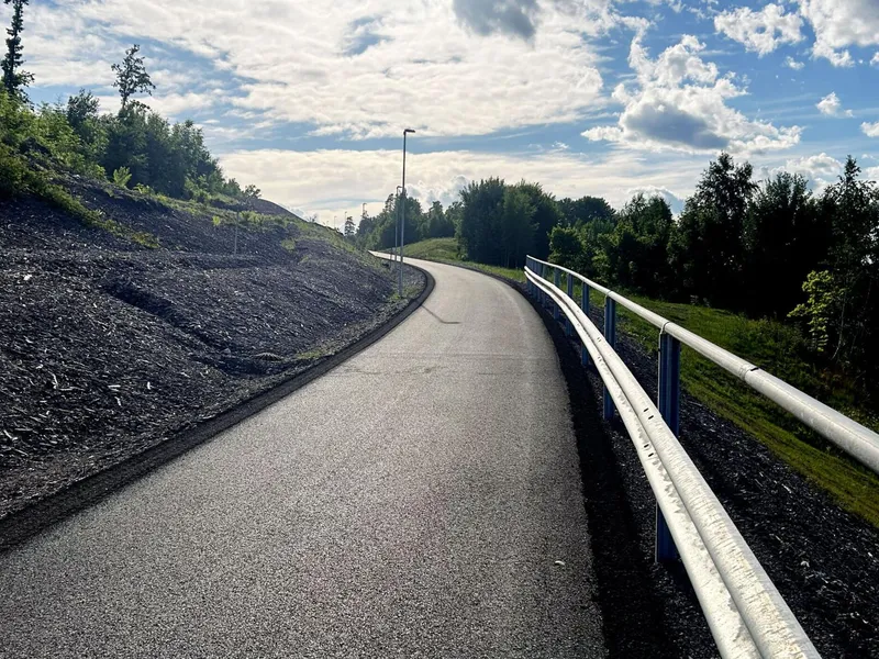 Fra den nye jernbanestasjonen på Skoppum og mot Horten sentrum er det bygget en ny gang- og sykkelveg langs rv. 19 som er klar for syklister og gående. Foto: Statens vegvesen.