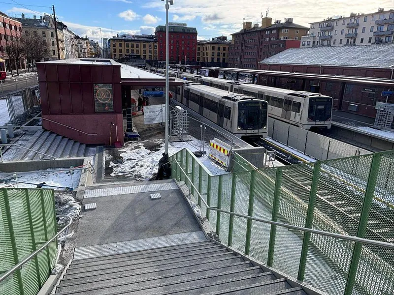 Trappa ved Narvesen-veggen åpner ikke i dag, men det blir utgang mot Slemdalsveien til venstre i bildet nedenfor gjerdet. Alle foto: Sporveien AS