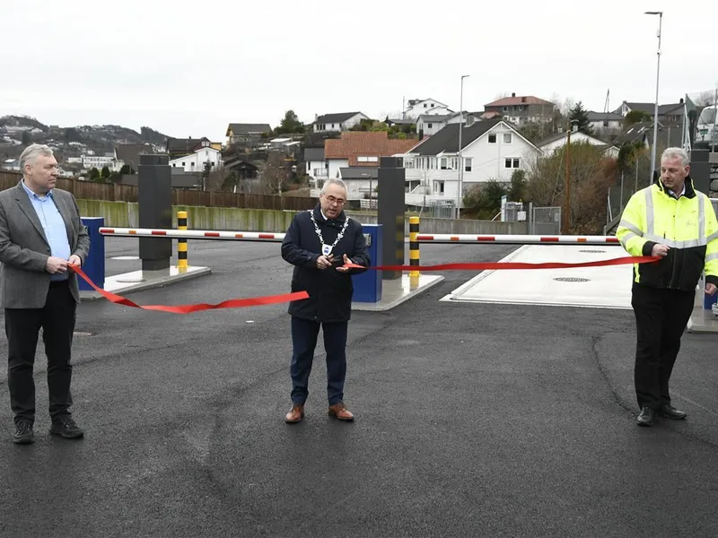 Ordførar Tom Georg Indrevik klipte snora. Til venstre; administrerande direktør i ØyVAR, Bjarne Ulvestad og prosjektleiar i ØyVAR Tor Brakstad. - Klikk for stort bilete