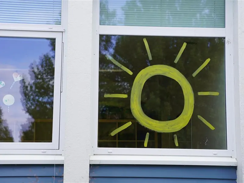 et vindu påtegnet en sol - Klikk for stort bilde