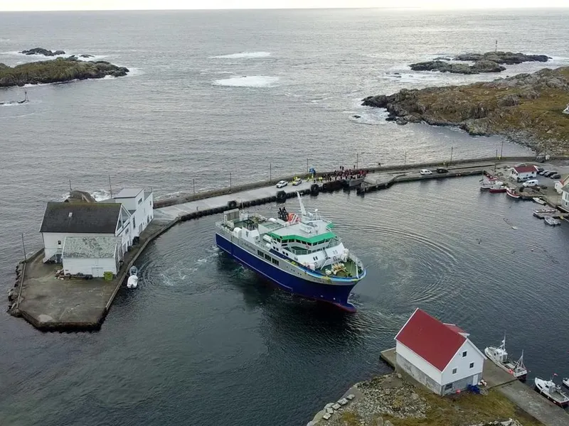 dronefoto av ferje som legger til kai - Klikk for stort bilde