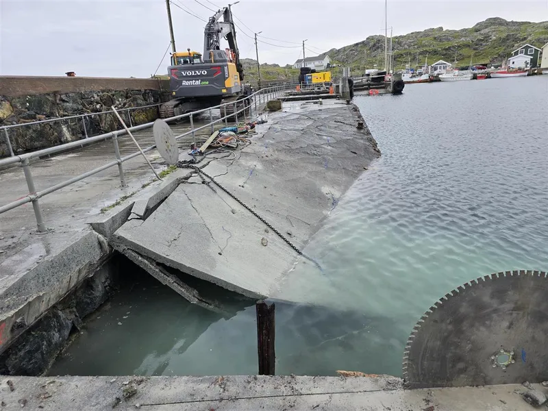 gammel kai blir revet - Klikk for stort bilde