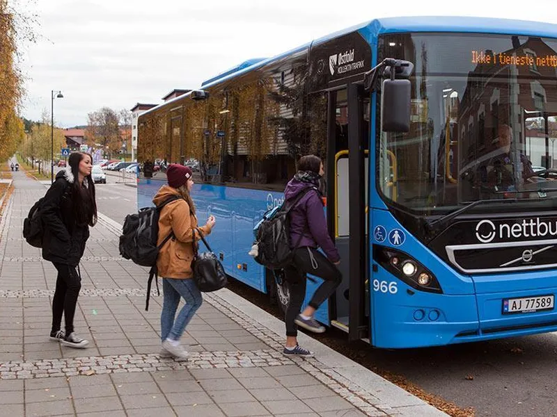 Ungdom går inn på buss - Klikk for stort bilde