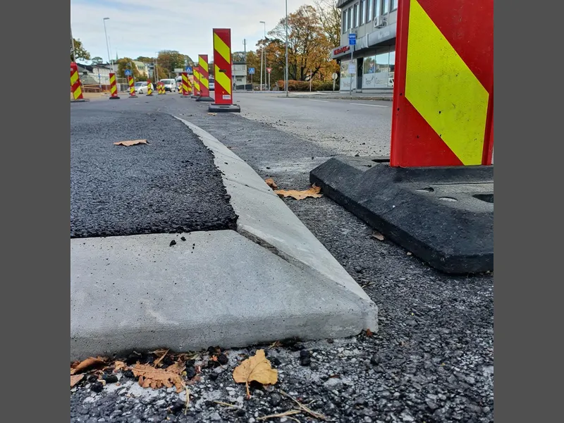 Kantstein av asfalt på vei - Klikk for stort bilde