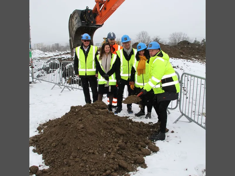 Første spadetak: Byrådsleder Raymond Johansen, sammen med byråd Victoria Marie Evensen, byråd Robert Steen, adm.dir. Cathrine Loftshus i Helse Sør-Øst, konsernsjef Ståle Rød i Skanska, Ståle Rød og Omsorgsbyggs adm.dir. Lars Henrik Bøhler.
