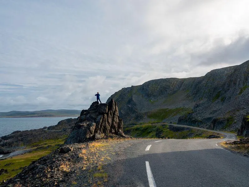 En person tar bilder av landskapet ved turistvegen.
