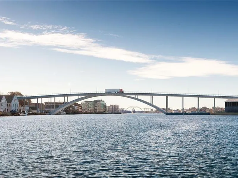 Bru som går fra fastlandet og over sundet til Risøy. Undersiden er buet. - Klikk for stort bilde