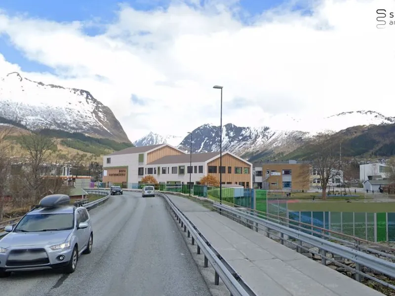 Ny sentrumsskole i Ørsta blir bygget med lyse fasadeplater, lyst treverk, omramming av inngangspartier og enkelte vinduer i grønt. Illustrasjon: Sporstøl Arkitekter